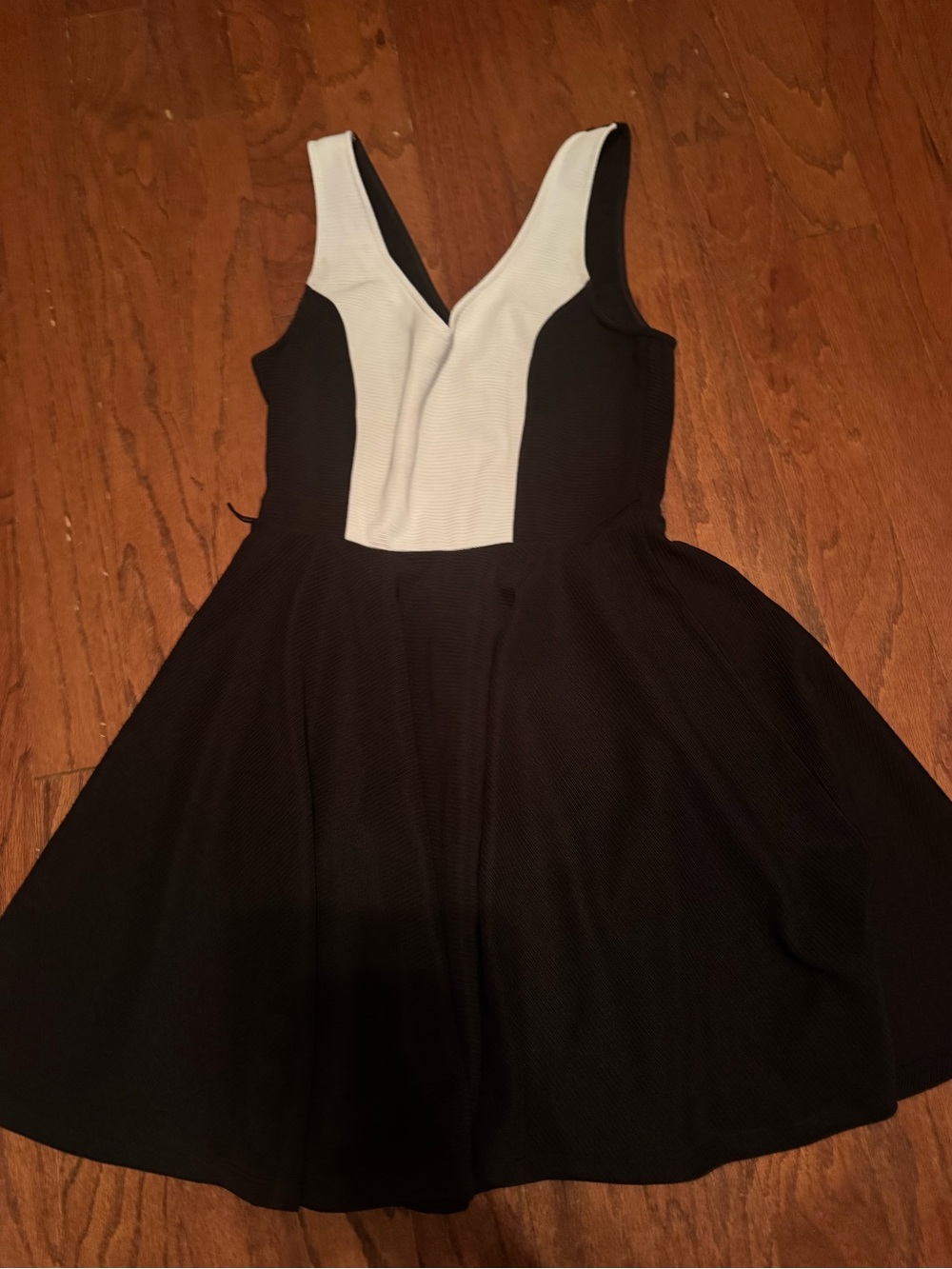 Juniors Girls Black and White V-Neck Skater Dress